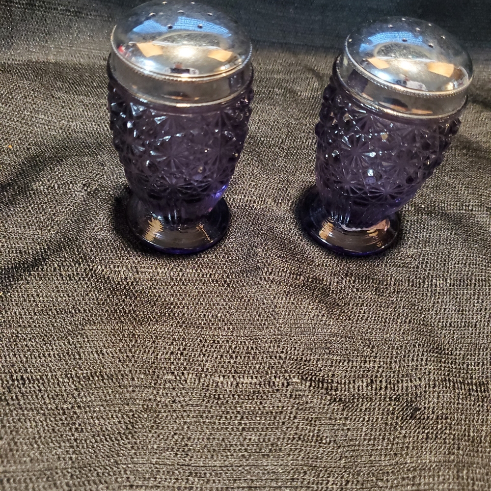 Fenton "Daisy and Button" amethyst carnival glass salt and pepper shakers - Picture 4 of 8